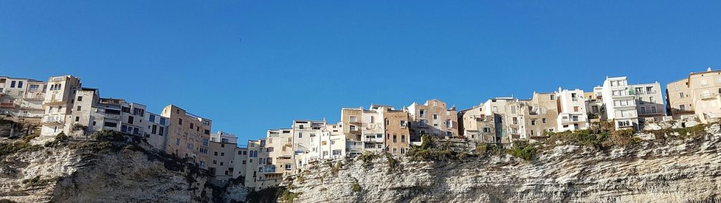 homes on cliff